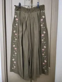 アクシーズファム☆花柄刺繍オリーブグリーンガウチョパンツ M