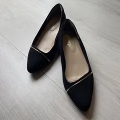 黒のポインテッドトゥパンプス ゴールドラインのサムネイル