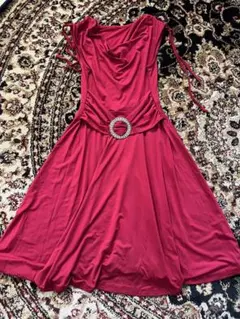 赤いノースリーブワンピース