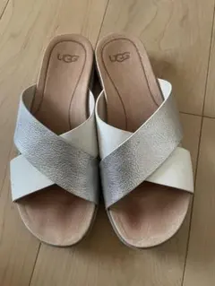 UGG クロスストラップサンダル ホワイト・シルバー　24㎝
