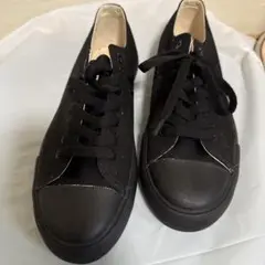 ブラック スニーカー
