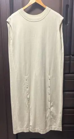 ノースリーブ ベージュワンピースのサムネイル