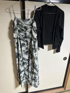 花柄スリップドレスと黒カーディガンセット
