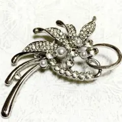 クリスタルとパールのシルバーブローチ