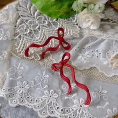 赤いリボンのピアス　両耳用