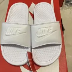 早い物勝ち　ナイキ　サンダル23cm ホワイト
