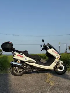 YAMAHA マジェスティ125ホワイトリアボックス、おまけで予備パーツ付き！のサムネイル