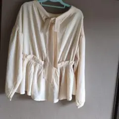 リボン付きベージュ長袖トップス