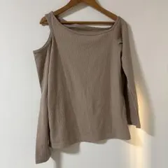 ベージュ オフショルダー リブニット