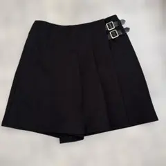 黒のダブルバックルショートパンツ
