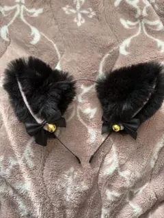 黒いファーカチューシャ リボン鈴付き