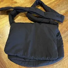 ZARA ブラックナイロンボディバッグ　軽い