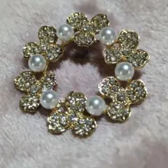 【新品未使用】花形ブローチ 金色 パール付き