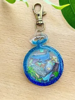 レジンキーホルダー/チャーム  ハンドメイド　恐竜モチーフ　海　ブルー