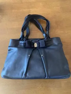 フェラガモ　 ブラックレザーハンドバッグ