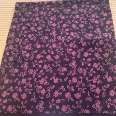 黒地にピンクの花柄生地　118×200