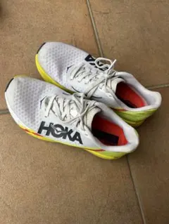 HOKA ランニングシューズ ホワイト/イエロー/レッド