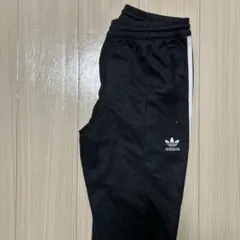 adidas ブラック ジョガーパンツ