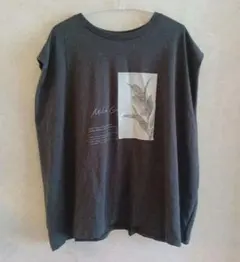 SEASONREASON ボタニカルプリント Tシャツ チャコールグレーのサムネイル