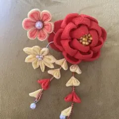 花モチーフ 髪飾り 赤と黄色つまみ細工
