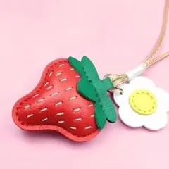 45】栃木レザーもっと小さい赤いちごチャーム - メルカリ