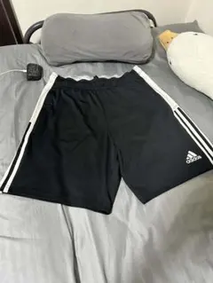 adidas ブラック ショートパンツ サイドストライプ