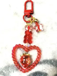 赤いクマとイチゴのチャーム