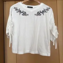 刺繍入りホワイトVネックシャツ