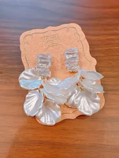 フラワーデザイン ホワイトパール風ピアス　ブライダル