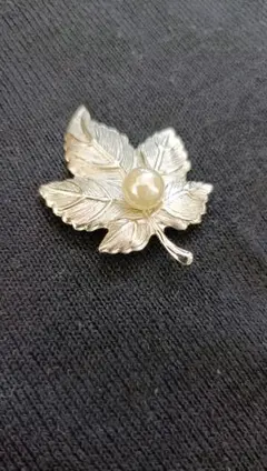 MJC 三菱マテリアル　ブローチ　シルバー調葉っぱブローチ 真珠付き