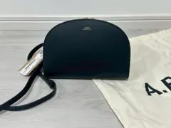A.P.C. ハーフムーン ショルダーバッグ