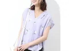 VIS フレンチスリーブ飛び花柄ノーカラーブラウス M パープル