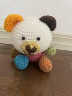 カラフルな手編み あみぐるみ クマ ぬいぐるみのサムネイル