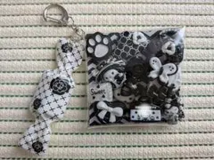 ガチャ詰め風ポーチ　キャンディーバッグキーホルダー　モノクロ②
