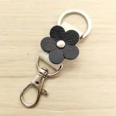 小さい キーホルダー 8cm 【ブラック花】 チャーム 革 レザー ハンドメイド