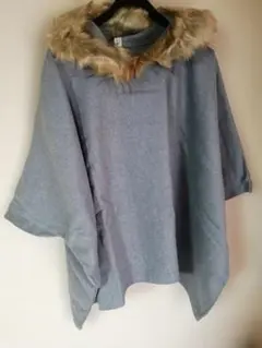フード付きポンチョ　フェイクファー付き　フリーサイズ　未使用新品