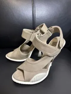 プラダベージュ スエード風 オープントゥサンダル