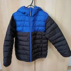 青と黒のフード付きダウンコート