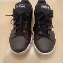 adidas ブラック スニーカー