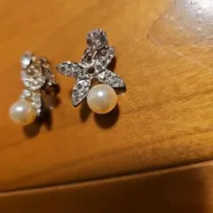 エレガントな花型パールイヤリング