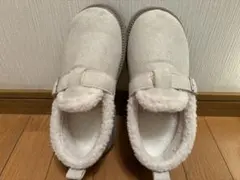 ベージュ スエード調 バックル付きモカシン