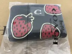 新品・未使用COACH 二つ折り財布 ストロベリー柄いちごのサムネイル