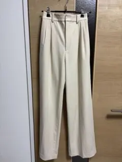 お値下げ！ユニクロ タックワイドパンツ クリーム