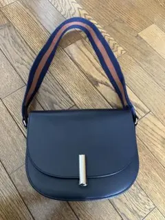A.P.C. ネイビーショルダーバッグ　ハーフムーン？のサムネイル