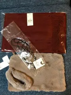 新品未使用レディース小物赤系マフラー、リボンチョーカー、グレー系のクラッチバッグ