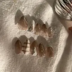 ベージュ系アーモンド型ネイルチップ　クリスマスネイル