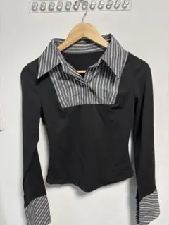 ストライプ襟の長袖クロップドシャツ