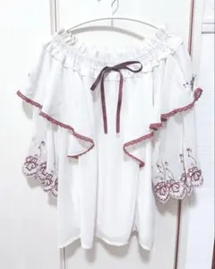 新品 アクシーズファム オフショルダー フリルブラウス 刺繍入りのサムネイル