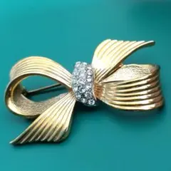リボン型ブローチ ストーン付き　ゴールドカラー ヴィンテージ風　レトロ