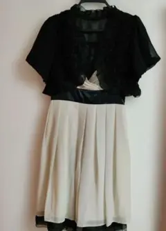 フリル付きブラックホワイトドレス